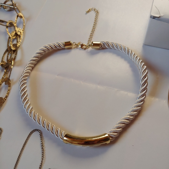 BUNDLE WITH 2 AVON Necklaces and some unbranded jewelry - Picture 3 of 15